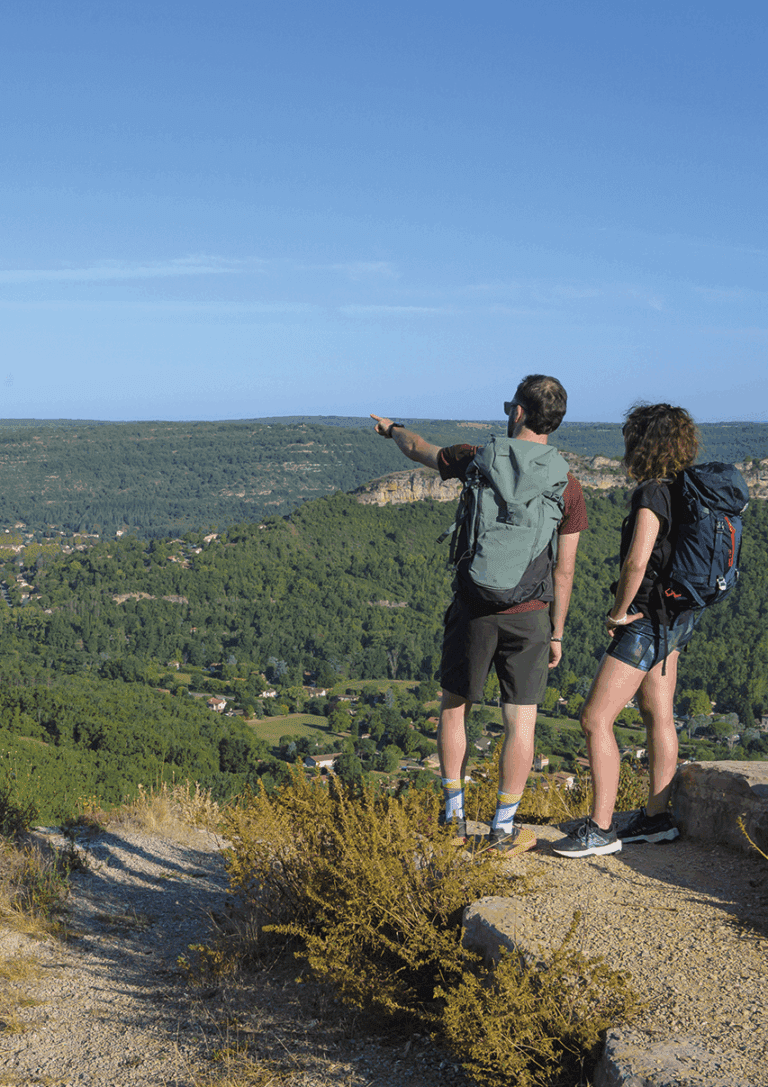 Couple de randonneurs devant le point de vue sur les Gorges de l'Aveyron